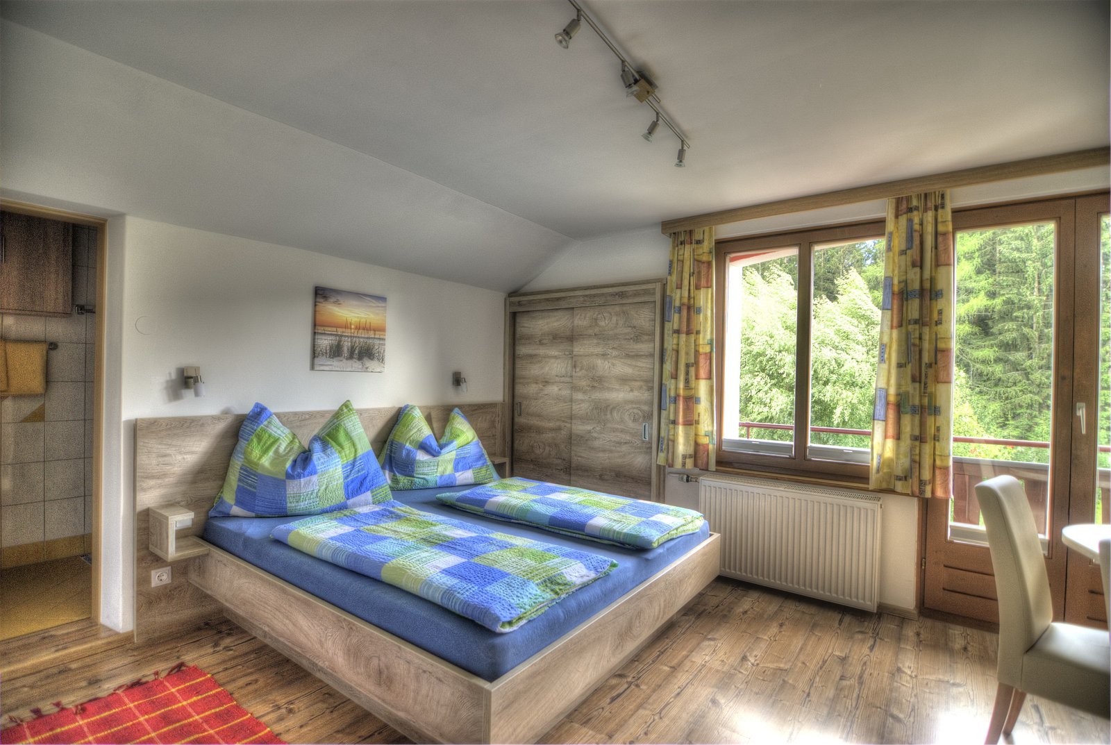 Doppelzimmer mit Balkon und Waldblick